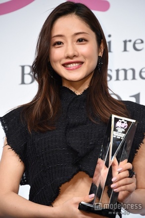 細め平行眉で女性らしく/石原さとみ(C)モデルプレス