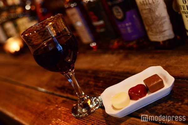 はちみつのチョコ×赤ワイン（C）モデルプレス
