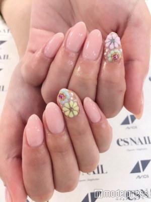 パステルなフラワーで/画像提供:esNAIL
