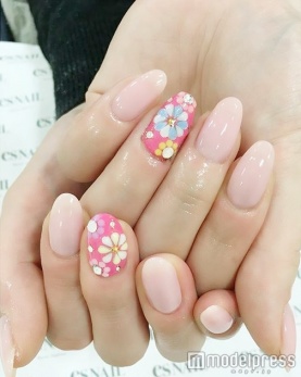 ベースをビビットに/画像提供:esNAIL