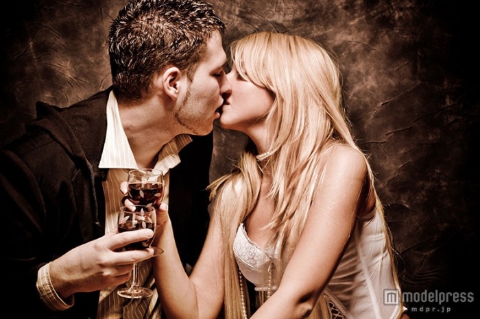 男性を興奮させるエロいキスの仕方とは　今週一番読まれたニュースは？【大人の恋愛コラム編TOP5】（Photo by Coka／Fotolia）