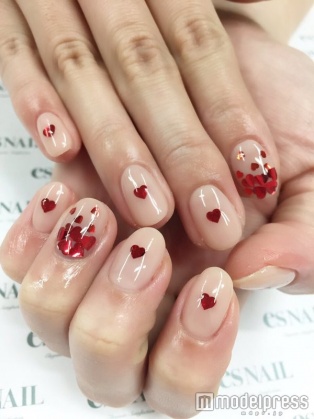 シアーベージュ×ハートネイル/画像提供esNAIL