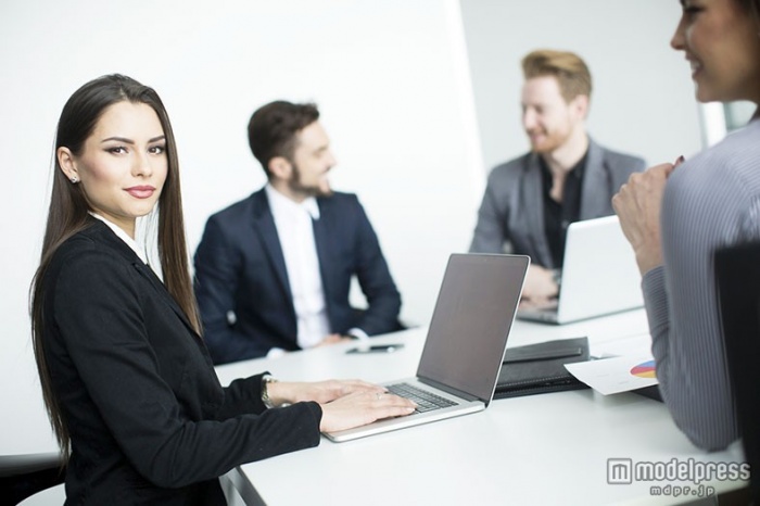 普段オフィスで見せる顔とは違う顔を見せちゃおう（Photo by Boggy／Fotolia）