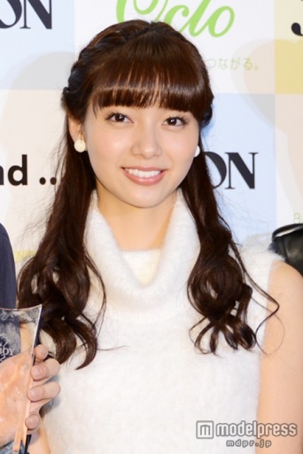 ハーフアップはきちんと感演出／新川優愛（C）モデルプレス