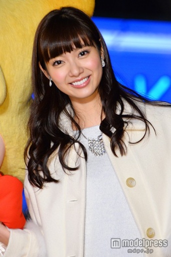 耳元には大ぶりアクセをオン／新川優愛（C）モデルプレス