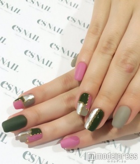 モスグリーン×ピンク／画像提供esNAIL