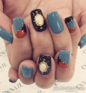 くすみカラーもブロッキングして／画像提供esNAIL