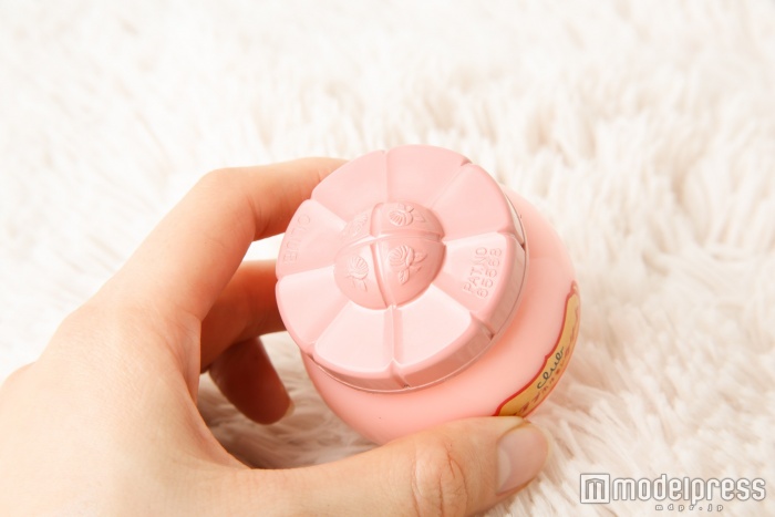 蓋にもバラの可愛い模様が(C)モデルプレス