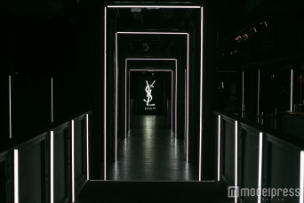新フレグランスの世界観を表現した会場（C）YSL BEAUTÉ ＆ BLACK OPIUM NUIT BLANCHE PARTY