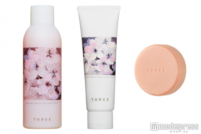 (左から)THREE サクライズム アロマバスセラム/6,000円(税別)・THREE サクライズム アロマハンドクリーム/3,300円(税別)・THREE サクライズム アロマスキンソープ/4,000円(税別)/画像提供THREE