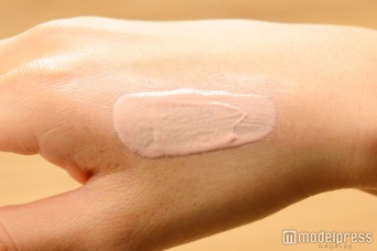 肌トーンをぱっと明るくしてくれるローズピンクの「プレステージ ホワイト コレクション ル プロテクターUV SPF50＋／PA＋＋＋＋」（C）モデルプレス