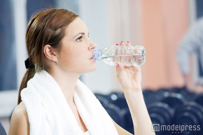 塩水で腸内を洗浄（Photo by Markin） 