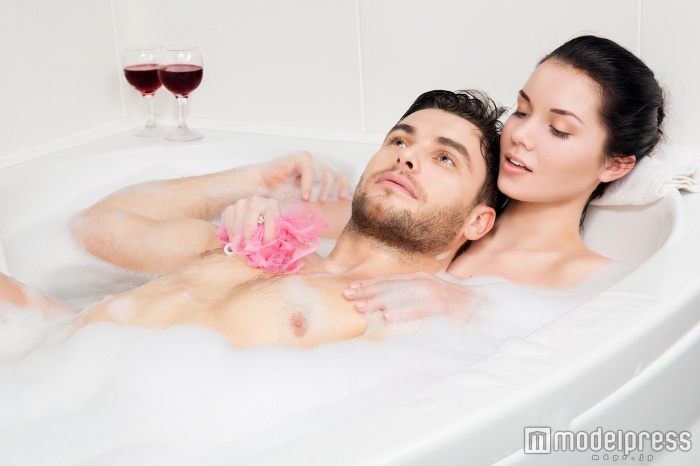 思う存分リラックスしながら愛を深めよう（Photo by alexsokolov／Fotolia）