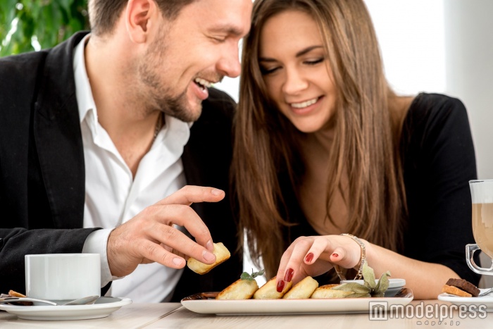 2人でいれば普通のカップルなのに…（Photo by rh2010／Fotolia）