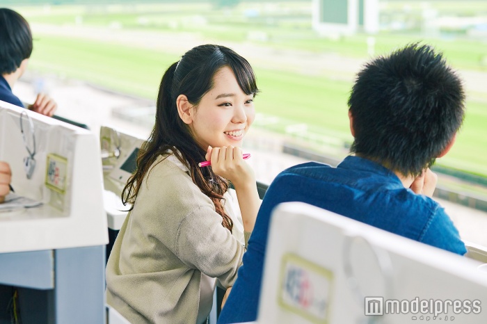 初デートでも話に事欠かない競馬場