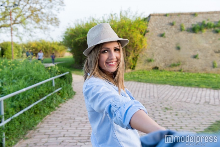 ただの女友達から気になる彼女に!男性に意識させる5つのアピール(photo by StockRocket/Fotolia)