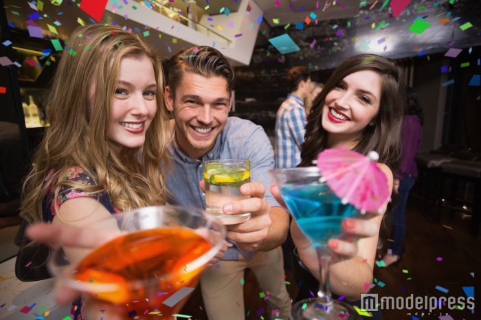 楽しい飲み会でグッと距離を縮めよう（Photo by wavebreakmedia）