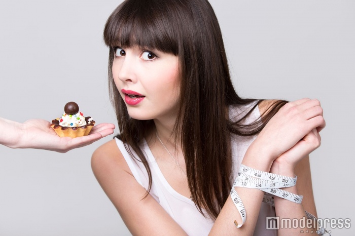 美味しいものを我慢するのはつらすぎる…(Photo by fizkes/iStock.)