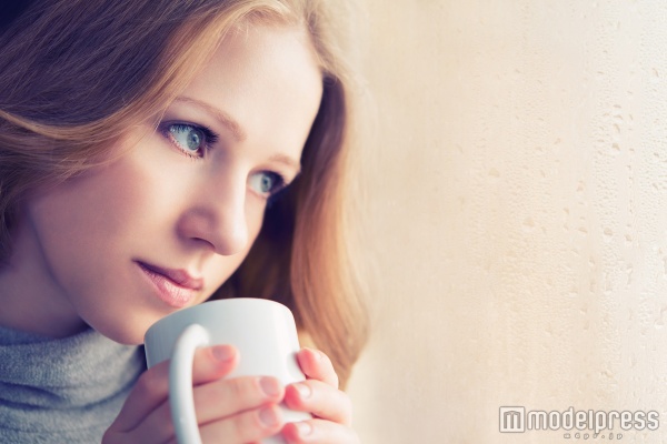 お菓子は温かい飲み物と一緒に食べると満腹感が高まる（Photo by evgenyatamanenko） 