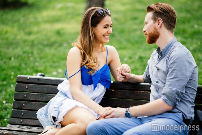 恋を呼ぶ仕草を(photo by nd3000/Fotolia)