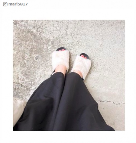 【話題のアイテム】「GU」のフェイクファーサンダルで季節を先取り！／mari5817さんInstagramより