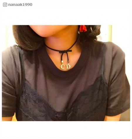 【話題のアイテム】「Dior(ディオール)」のリボンチョーカーでフレンチガーリー 揺れるアルファベットが可愛すぎ/nanaak1990さんInstagramより