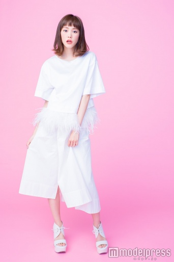 スカートのスリットで魅せる！／桐谷美玲（C）モデルプレス