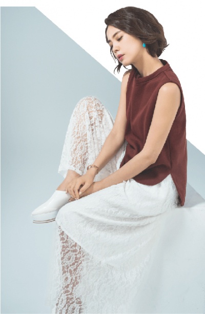 レースガウチョパンツ¥7,500/レンアイケイカク(レンアイケイカク ルミネエスト新宿店) ノースリカットソー¥11,000/アナディス(アンシェヌマン/ミニョン ルミネ大宮店) ピアス¥12,380/チビ・ジュエルズ(チビジュエルズ・ジャパン) バングル¥13,840/チビ・ジュエルズ(チビジュエルズ・ジャパン) シューズ¥7,900/アパートバイローリーズ(アダストリア)(C)TOPLOG