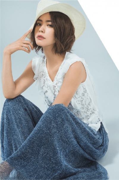 レースフリルトップス¥15,000/マイストラーダ 小花柄シフォンガウチョパンツ¥7,800/ブリスポイント(アダストリア) ハット¥3,500/ブリスポイント(アダストリア)(C)TOPLOG