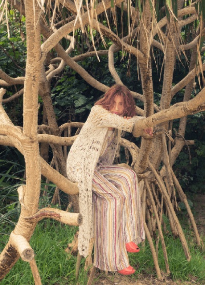 かぎ編みカーディガン￥4,950　オールインワン￥5,450／共にBershka（ベルシュカ・ジャパン カスタマーサービス）　サンダル￥14,900／A de Vivre　その他スタイリスト私物（C）TOPLOG