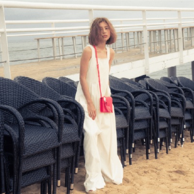 オールインワン￥73,000／Sea New York（ブランドニュース）　サンダル￥3,550／Bershka（ベルシュカ・ジャパン カスタマーサービス）　バッグ￥46,000／kate spade new york（kate spade japan）（C）TOPLOG