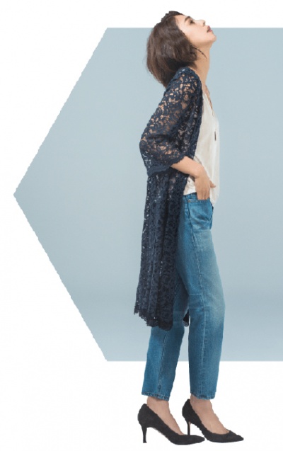 レースガウン￥19,000／マイストラーダ　フェイクスエードキャミソール￥6,900、デニムパンツ￥14,800／アンデミュウ（アダストリア）　ネックレス￥1,800／ブリスポイント（アダストリア）　スエードパンプス￥32,000／ダブルスタンダードクロージング アクセソワ（フィルム）（C）TOPLOG