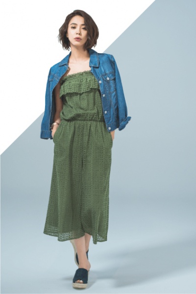 総レースロンパース￥19,000／バナーバレット（バナーバレット 新宿ルミネ2）　デニムブルゾン￥19,000／ルーニィ　バングル￥2,000／ブリスポイント（アダストリア）　ミュールサンダル￥5,800／ブリスポイント（アダストリア）（C）TOPLOG