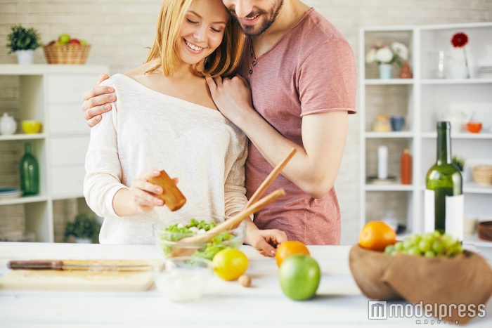 周りまで明るくしちゃう！モテるポジティブ女性の特徴とは？（photo by pressmaster／Fotolia）