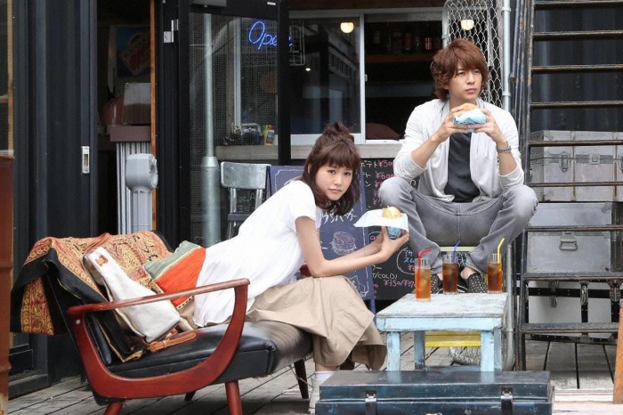 お出かけスタイルにはスカートをチョイス（C）フジテレビ