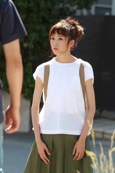 トレンドの白×カーキの海沿いカジュアル（C）フジテレビ