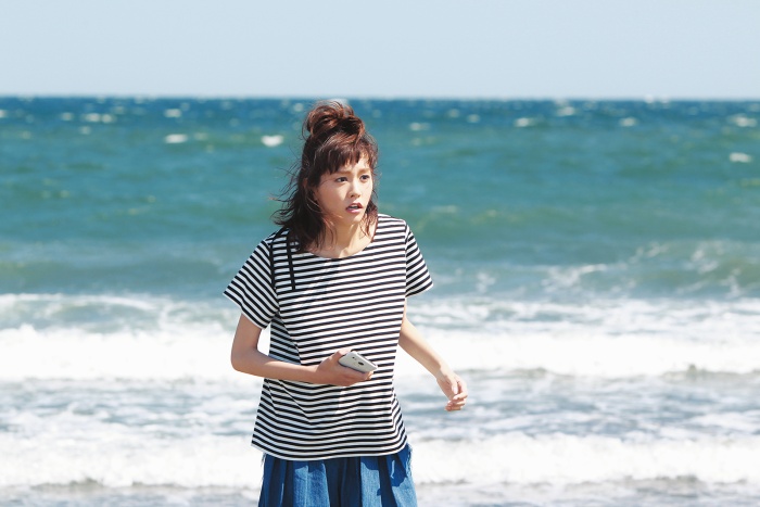 フリンジデニムにキャッチーなボーダー柄（C）フジテレビ