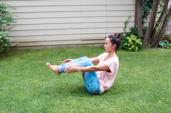 足を床から離して、膝を90度に曲げる／ナバーサナ