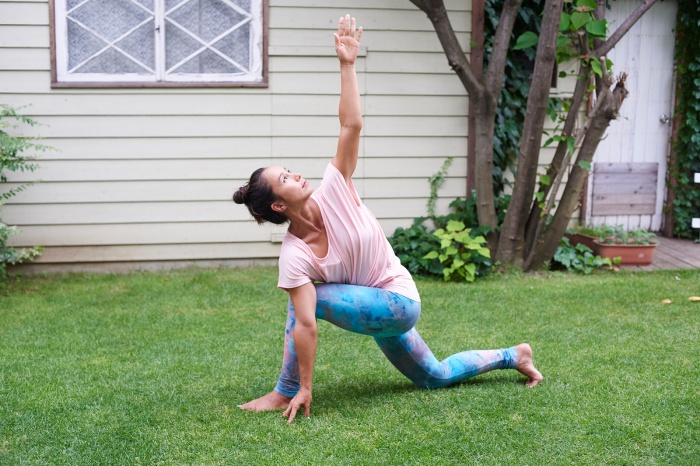 手を広げたポーズで、4呼吸／ツイストポーズ