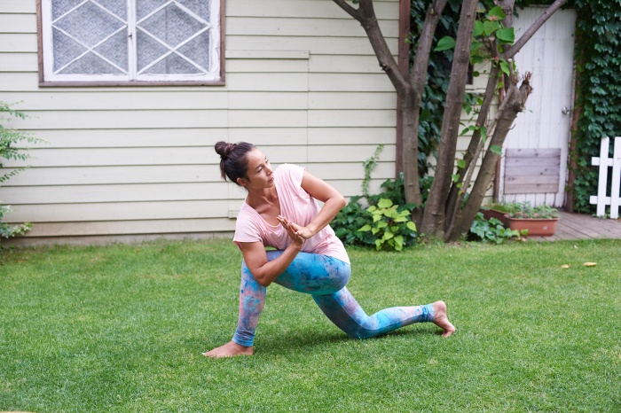 肘を膝の外側に持ってきて合掌／ツイストポーズ