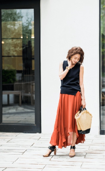 黒ノースリニットトップス￥5,900／アンデミュウ（アダストリア）　ボルドーロングスカート￥22,000／スタニングルアー（スタニングルアー 青山店）　ピアス￥13,840／チビ･ジュエルズ（チビジュエルズ･ジャパン）　レザーバングル￥11,000／ELLA AMIW（アミウ 新宿ルミネ1）　カゴバッグ￥13,800／ミーアンドハー（キャセリーニ）　ベルトサンダル￥19,000／ダニエラ タム（ダニエラ＆ジェマ神宮前本店）（C）TOPLOG