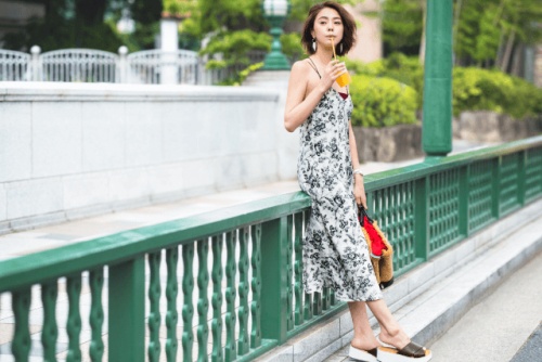 花柄キャミワンピース￥25,000／DRWCYS　中に着た水着￥39,000／フリ ド メール  ピアス￥14,200／チビ･ジュエルズ（チビジュエルズ･ジャパン）　バングル￥21,000／アルポ（ズットホリック）　カゴバッグ￥13,800／ミーアンドハー（キャセリーニ）　フラットサンダル￥5,800／ブリスポイント（アダストリア）（C）TOPLOG