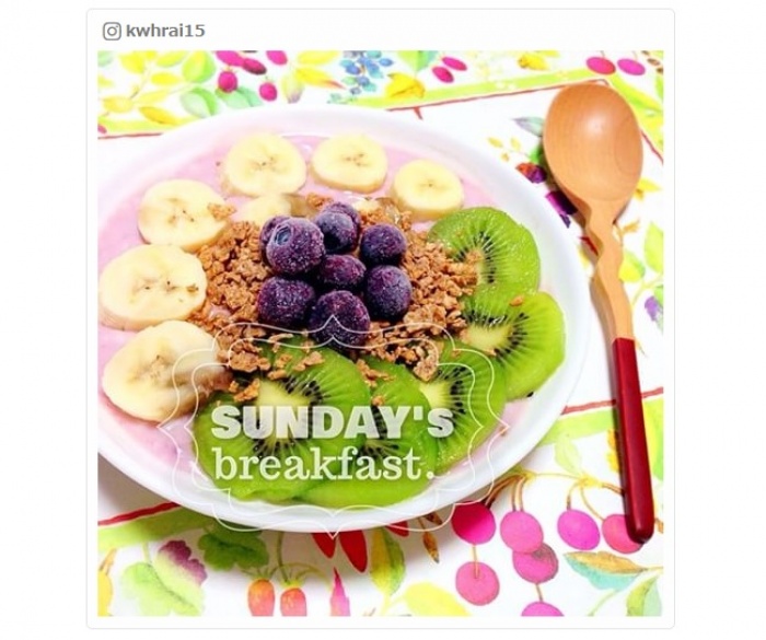 【なんちゃってレシピ】「アサイーボウル」をミキサーなしで!お手軽&オシャレ朝食を作ろう/kwhrai15さんInstagramより