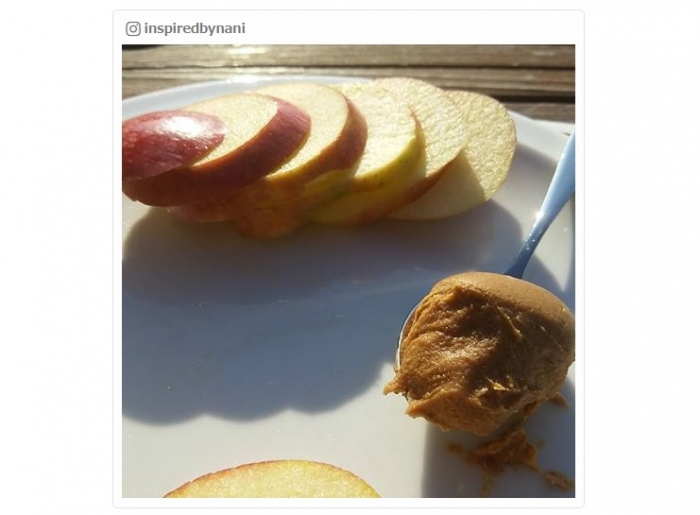 りんごにトッピングして／inspiredbynaniさんInstagramより