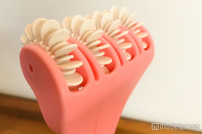 大小違うプレートでマッサージ（C)モデルプレス