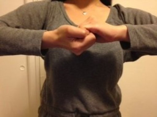 手を組んで引っ張っている写真