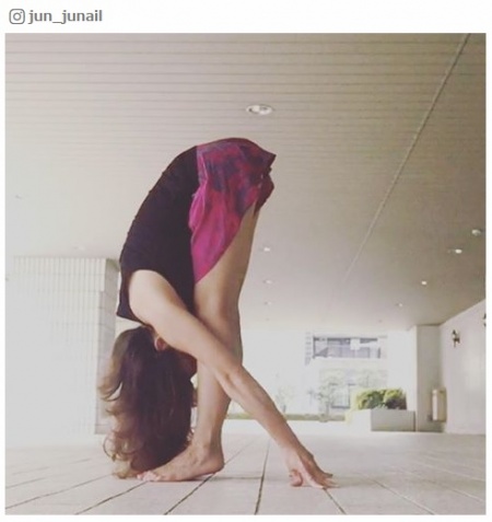 【ひみつの簡単ダイエット】前屈だけで下半身デブ解消できる？／jun_junailさんInstagram