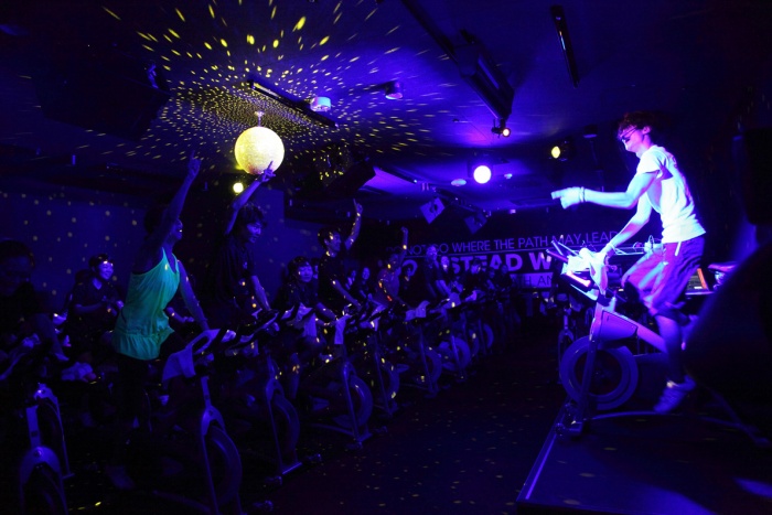 ライブ感覚で楽しめる「FEELCYCLE」