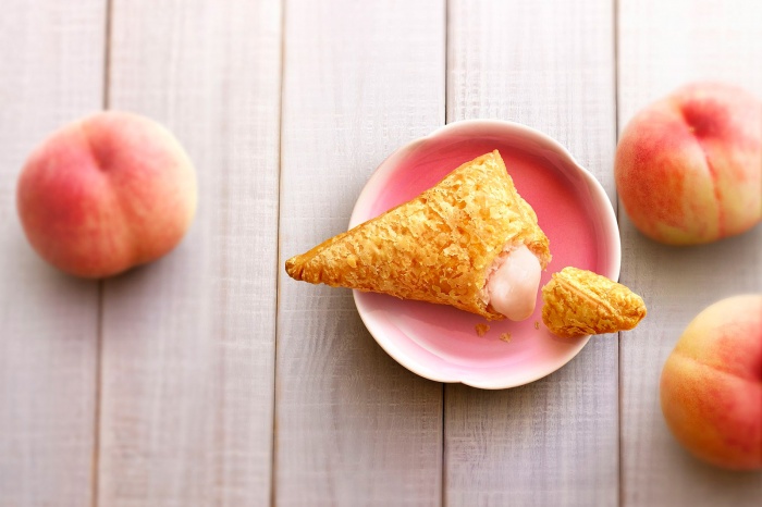 マクドナルド、三角パイに“桃”登場 クリームたっぷりの上品フレーバー