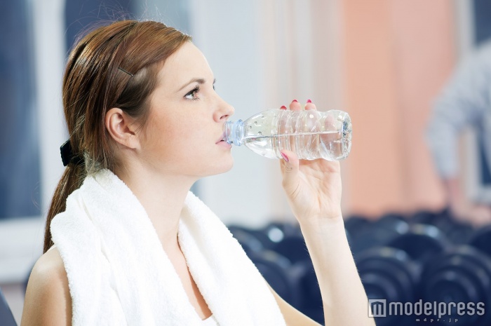 「ただ飲むだけ」はおデブになっちゃう！？ヤセに導くお水の飲み方（Photo by Markin）